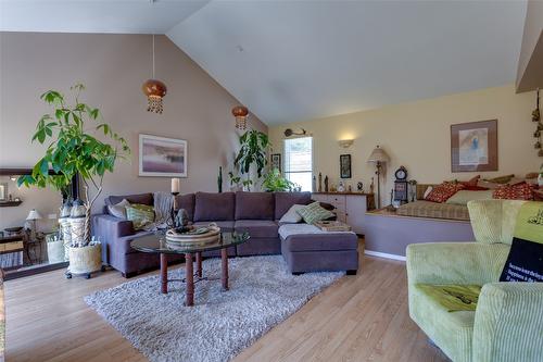 1845 Cardinal Creek Road, Kelowna, BC - Indoor Photo Showing Living Room