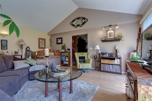 1845 Cardinal Creek Road, Kelowna, BC - Indoor Photo Showing Living Room