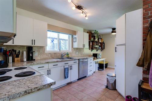 1845 Cardinal Creek Road, Kelowna, BC - Indoor Photo Showing Kitchen