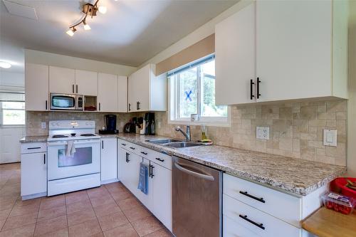 1845 Cardinal Creek Road, Kelowna, BC - Indoor Photo Showing Kitchen With Double Sink