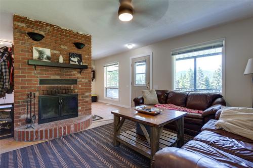 1845 Cardinal Creek Road, Kelowna, BC - Indoor Photo Showing Living Room With Fireplace