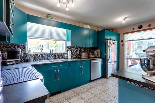 1845 Cardinal Creek Road, Kelowna, BC - Indoor Photo Showing Kitchen With Double Sink