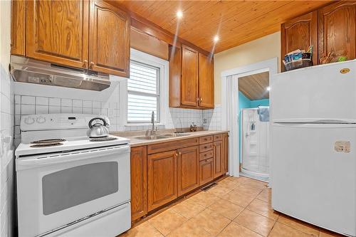 94 East 35Th Street, Hamilton, ON - Indoor Photo Showing Kitchen With Double Sink