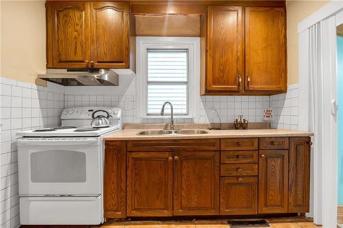 94 East 35Th Street, Hamilton, ON - Indoor Photo Showing Kitchen With Double Sink