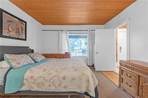 94 East 35Th Street, Hamilton, ON - Indoor Photo Showing Bedroom