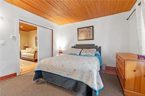 94 East 35Th Street, Hamilton, ON - Indoor Photo Showing Bedroom