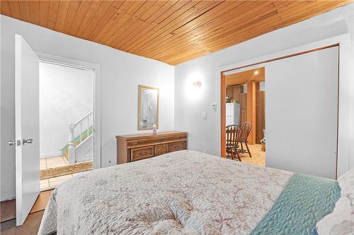 94 East 35Th Street, Hamilton, ON - Indoor Photo Showing Bedroom