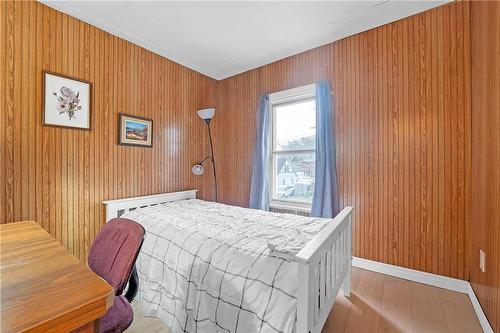 94 East 35Th Street, Hamilton, ON - Indoor Photo Showing Bedroom