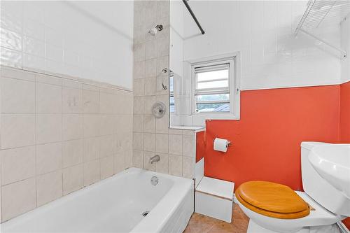 94 East 35Th Street, Hamilton, ON - Indoor Photo Showing Bathroom