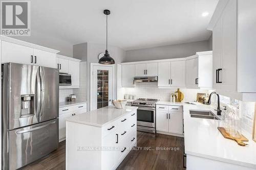 332 Chambers Place, London, ON - Indoor Photo Showing Kitchen With Double Sink With Upgraded Kitchen