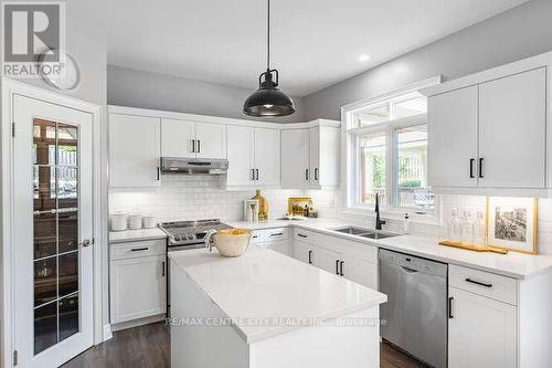 332 Chambers Place, London, ON - Indoor Photo Showing Kitchen With Double Sink With Upgraded Kitchen