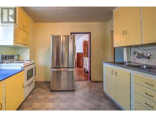 3405 33 Avenue, Vernon, BC - Indoor Photo Showing Kitchen With Double Sink