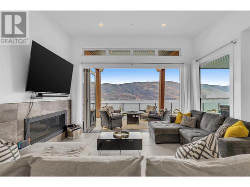 3514 Mckinley Beach Drive, Kelowna, BC - Indoor Photo Showing Living Room With Fireplace