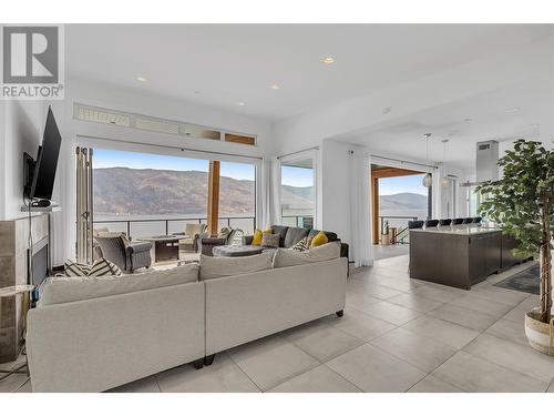 3514 Mckinley Beach Drive, Kelowna, BC - Indoor Photo Showing Living Room