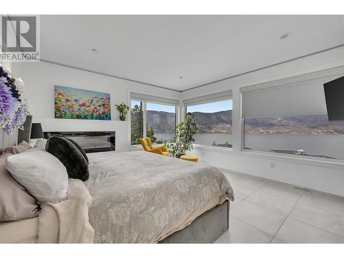 3514 Mckinley Beach Drive, Kelowna, BC - Indoor Photo Showing Bedroom