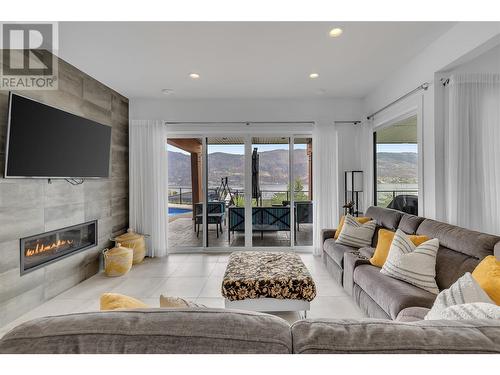 3514 Mckinley Beach Drive, Kelowna, BC - Indoor Photo Showing Living Room With Fireplace