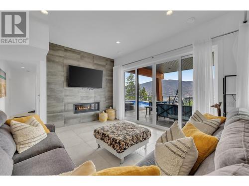 3514 Mckinley Beach Drive, Kelowna, BC - Indoor Photo Showing Living Room With Fireplace