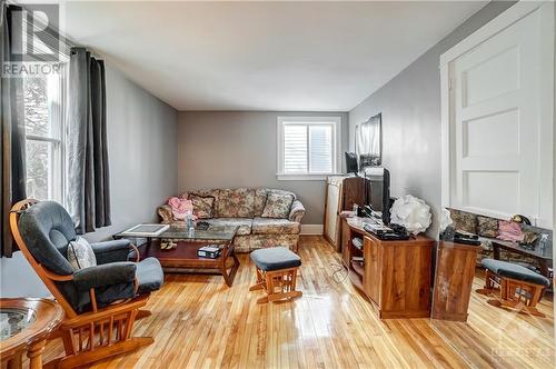 70 Cobourg Street, Ottawa, ON - Indoor Photo Showing Living Room