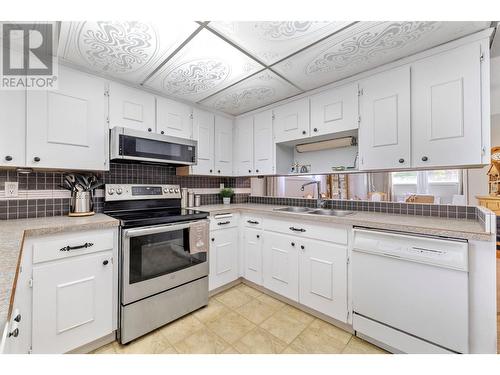 660 Sparrow Road, Kelowna, BC - Indoor Photo Showing Kitchen With Double Sink