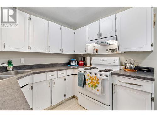 660 Sparrow Road, Kelowna, BC - Indoor Photo Showing Kitchen With Double Sink