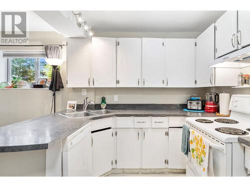 660 Sparrow Road, Kelowna, BC - Indoor Photo Showing Kitchen With Double Sink