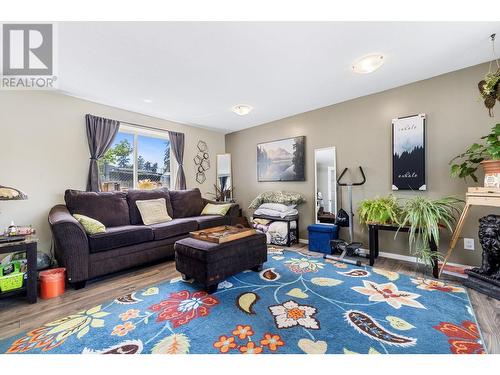 660 Sparrow Road, Kelowna, BC - Indoor Photo Showing Living Room