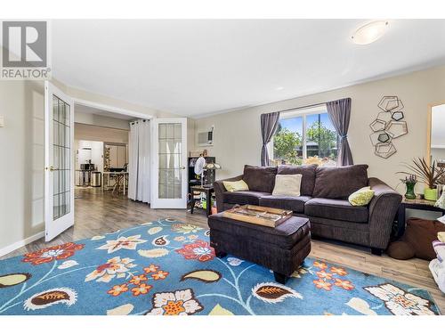 660 Sparrow Road, Kelowna, BC - Indoor Photo Showing Living Room