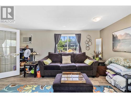 660 Sparrow Road, Kelowna, BC - Indoor Photo Showing Living Room