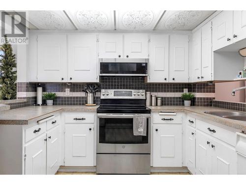 660 Sparrow Road, Kelowna, BC - Indoor Photo Showing Kitchen