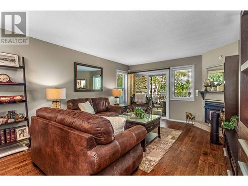 350 Davie Road Unit# 1, Kelowna, BC - Indoor Photo Showing Living Room