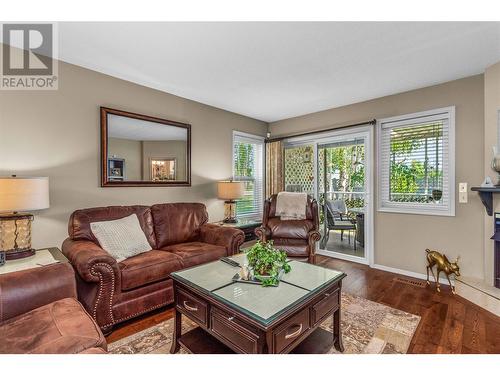 350 Davie Road Unit# 1, Kelowna, BC - Indoor Photo Showing Living Room