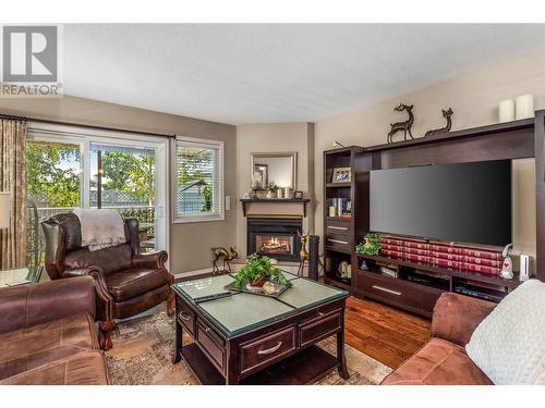 350 Davie Road Unit# 1, Kelowna, BC - Indoor Photo Showing Living Room With Fireplace