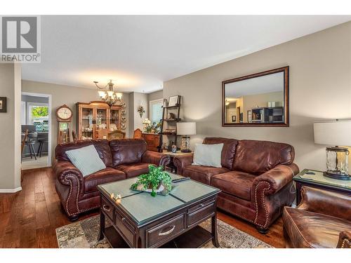 350 Davie Road Unit# 1, Kelowna, BC - Indoor Photo Showing Living Room