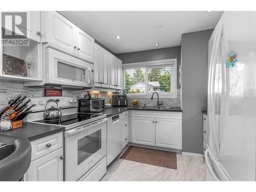 350 Davie Road Unit# 1, Kelowna, BC - Indoor Photo Showing Kitchen With Double Sink