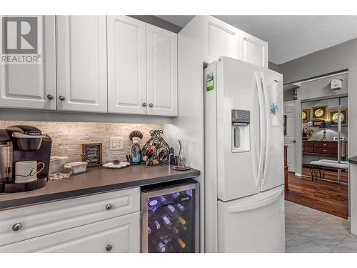 350 Davie Road Unit# 1, Kelowna, BC - Indoor Photo Showing Kitchen