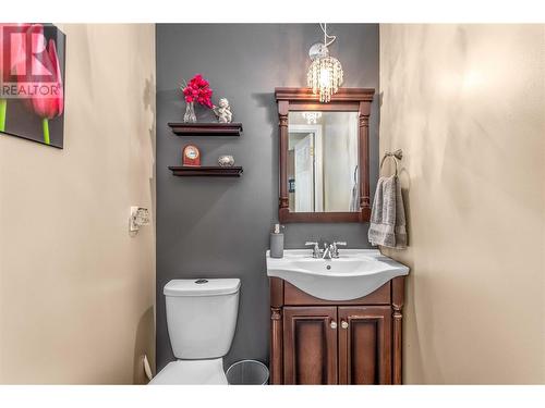 350 Davie Road Unit# 1, Kelowna, BC - Indoor Photo Showing Bathroom