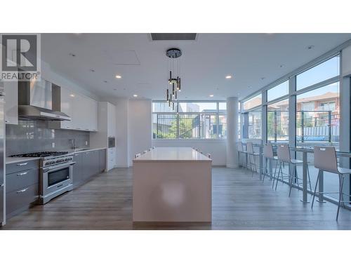 1151 Sunset Drive Unit# 1106, Kelowna, BC - Indoor Photo Showing Kitchen With Upgraded Kitchen