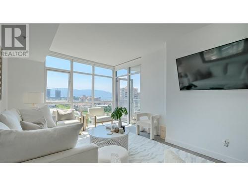 1151 Sunset Drive Unit# 1106, Kelowna, BC - Indoor Photo Showing Living Room