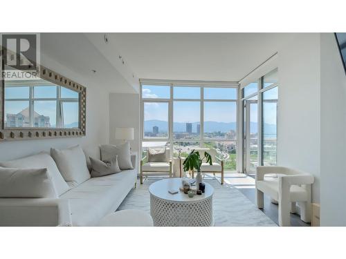 1151 Sunset Drive Unit# 1106, Kelowna, BC - Indoor Photo Showing Living Room