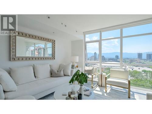 1151 Sunset Drive Unit# 1106, Kelowna, BC - Indoor Photo Showing Living Room