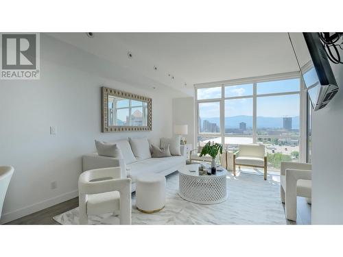 1151 Sunset Drive Unit# 1106, Kelowna, BC - Indoor Photo Showing Living Room