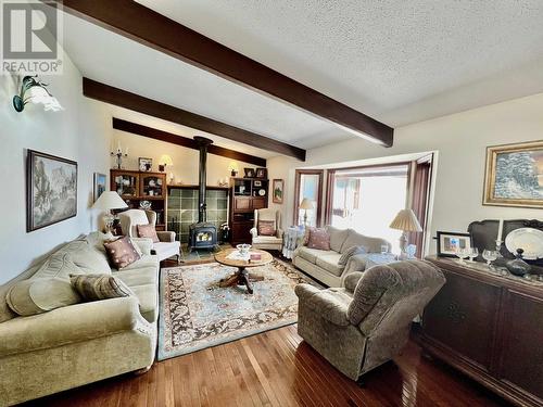 5790 Timothy Lake Road, Lac La Hache, BC - Indoor Photo Showing Living Room