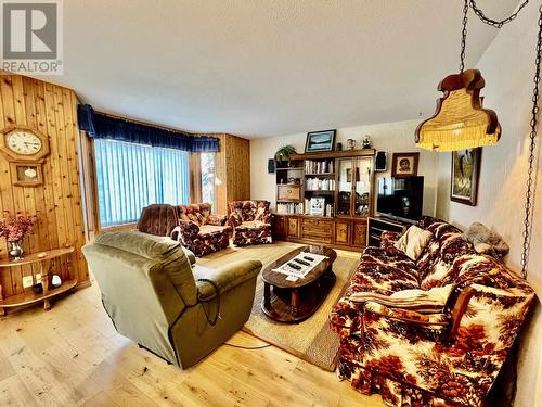 5790 Timothy Lake Road, Lac La Hache, BC - Indoor Photo Showing Living Room