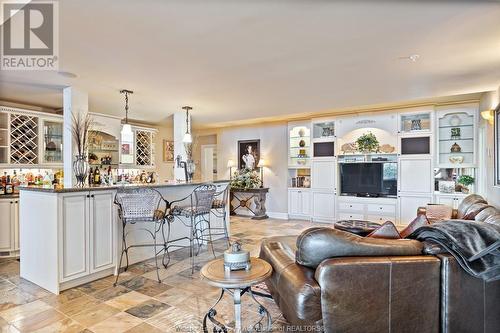 350 Crystal Bay Drive, Amherstburg, ON - Indoor Photo Showing Living Room