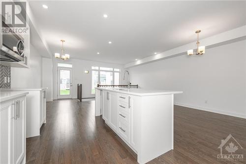 2325 Goldhawk Drive, Ottawa, ON - Indoor Photo Showing Kitchen