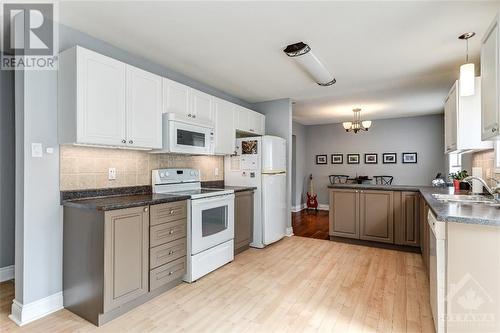 6118 Vineyard Drive, Ottawa, ON - Indoor Photo Showing Kitchen With Double Sink