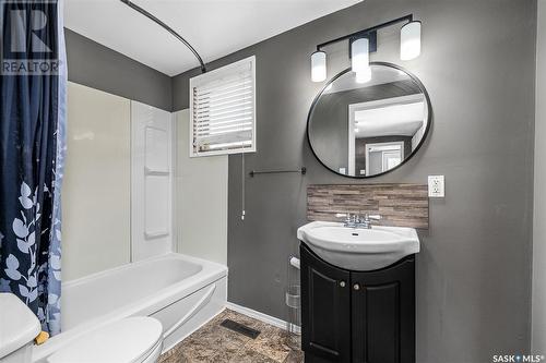 1040 Ominica Street E, Moose Jaw, SK - Indoor Photo Showing Bathroom