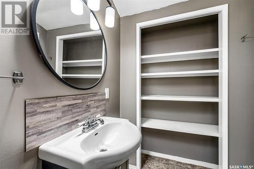 1040 Ominica Street E, Moose Jaw, SK - Indoor Photo Showing Bathroom