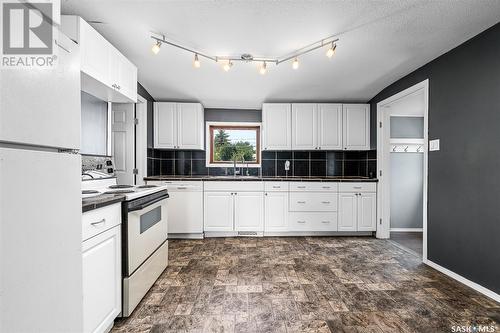 1040 Ominica Street E, Moose Jaw, SK - Indoor Photo Showing Kitchen