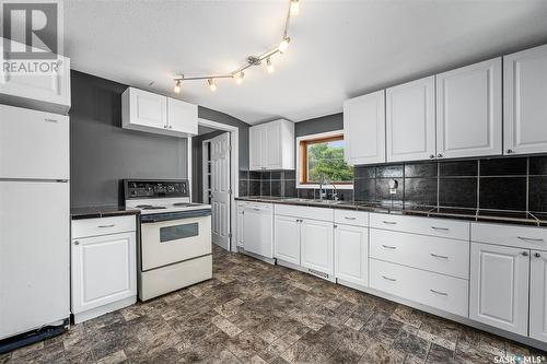 1040 Ominica Street E, Moose Jaw, SK - Indoor Photo Showing Kitchen